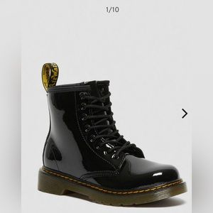 Dr. Martens JUNIOR 1460 PATENT LEATHER
LACE UP BOOTS
